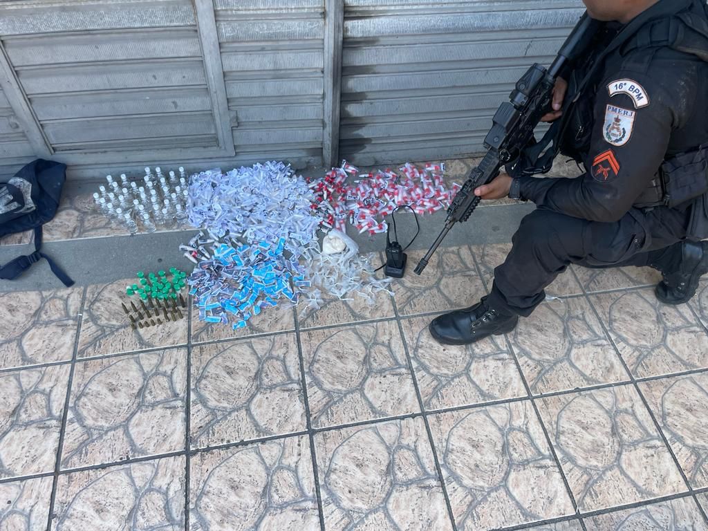 Polícia apreende drogas na Comunidade Furquim Mendes, na Zona Oeste, após informações do Disque Denúncia 